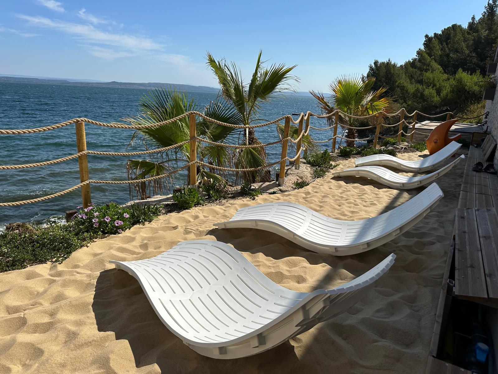 bain de soleil sur la plage privée