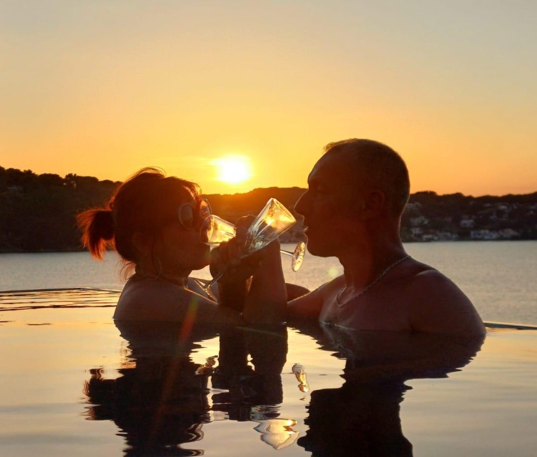 Piscine à débordement au couché du soleil