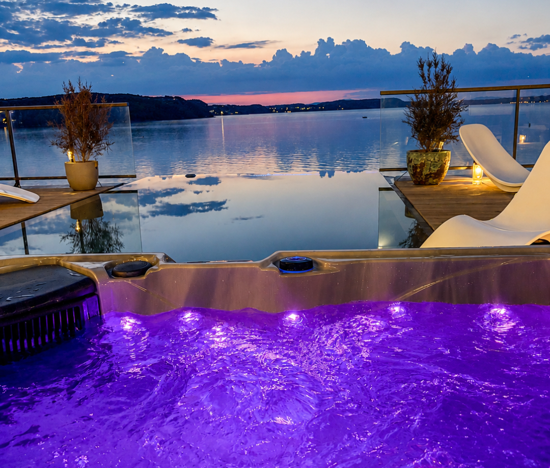 Jacuzzi extérieur éclairé en violet avec vue panoramique sur l'Etang de Berre au crépuscule de nos chambres d'hôtes Mia Casa.