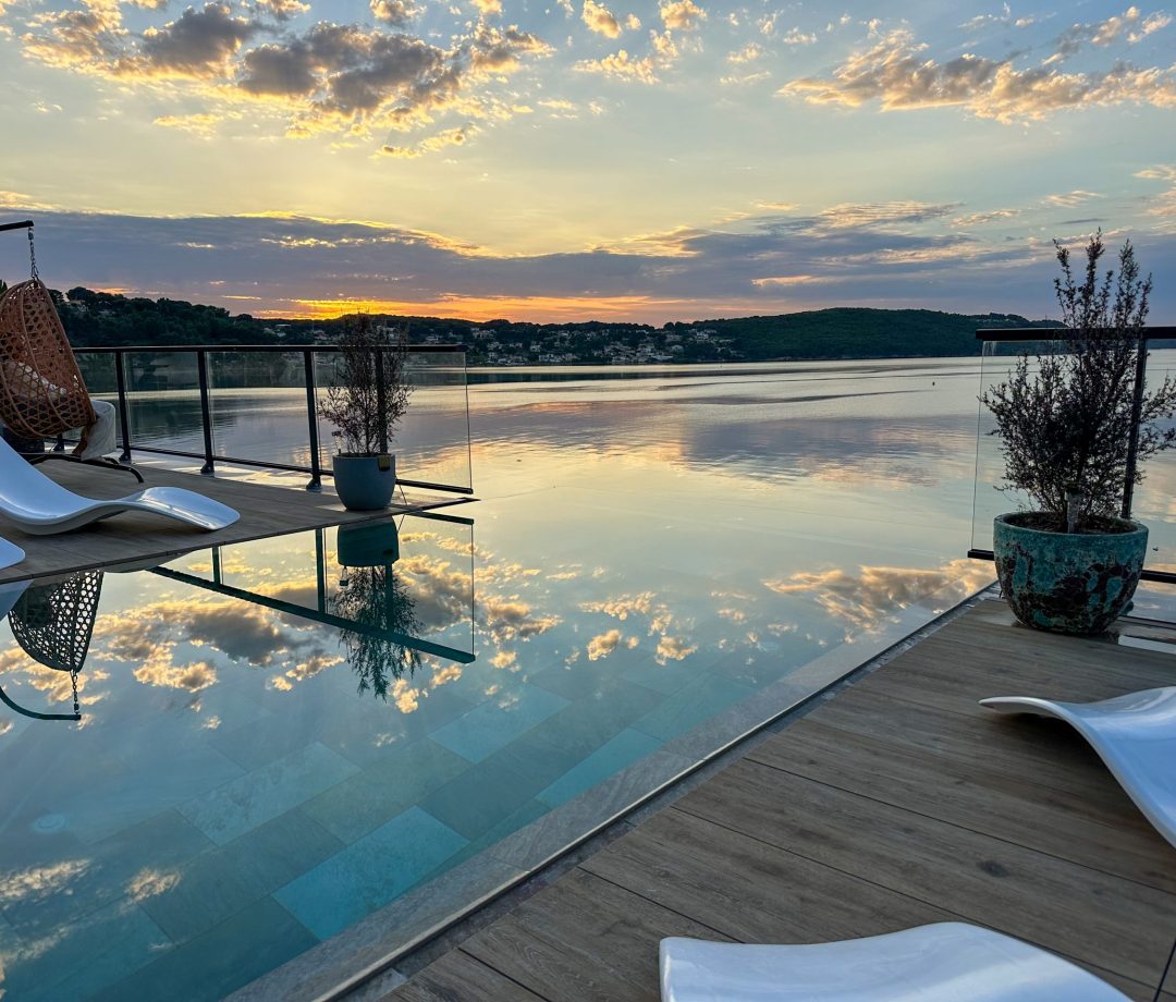 Piscine à débordement à Saint-Mitre-Les Remparts avec vue sur l'Etang de Berre au coucher du soleil. Maison d'hôtes Mia Casa